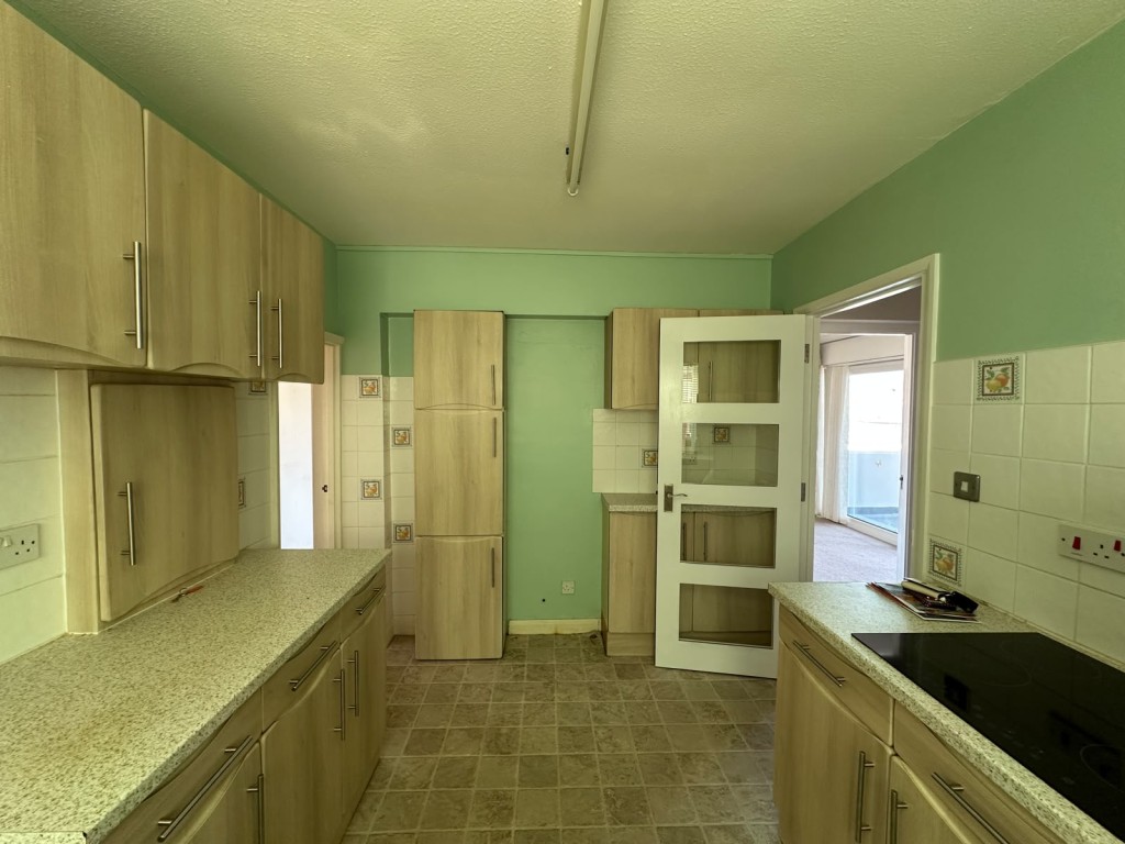 Lot: 6 - BALCONY FLAT OVERLOOKING DEVONSHIRE PARK TENNIS COURTS - Flat kitchen with cupboards